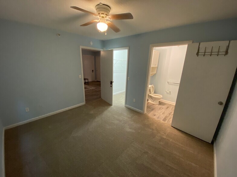 Building Photo - Room in Condo on Carlton Ave