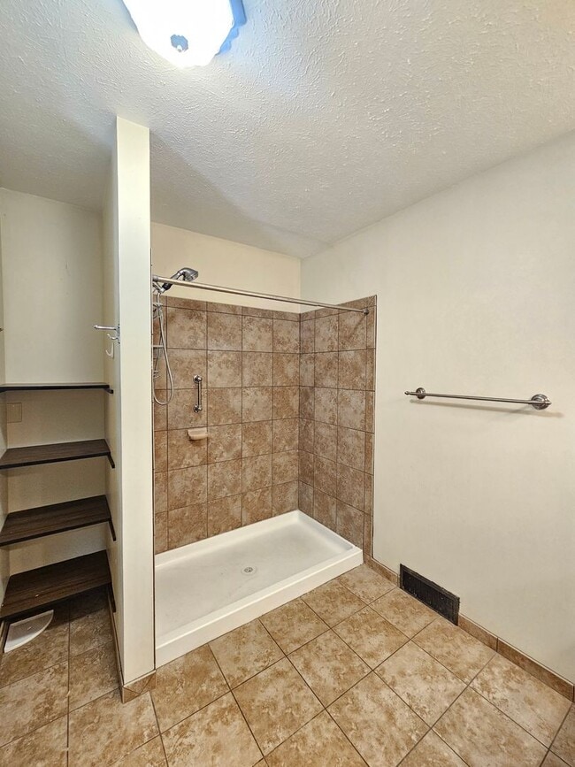 Building Photo - $2,100 - 3 Bed / 2 Bath Charming Home by G...