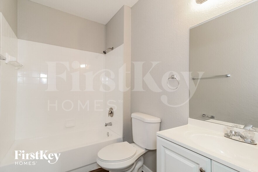 Building Photo - 3332 Rogue St