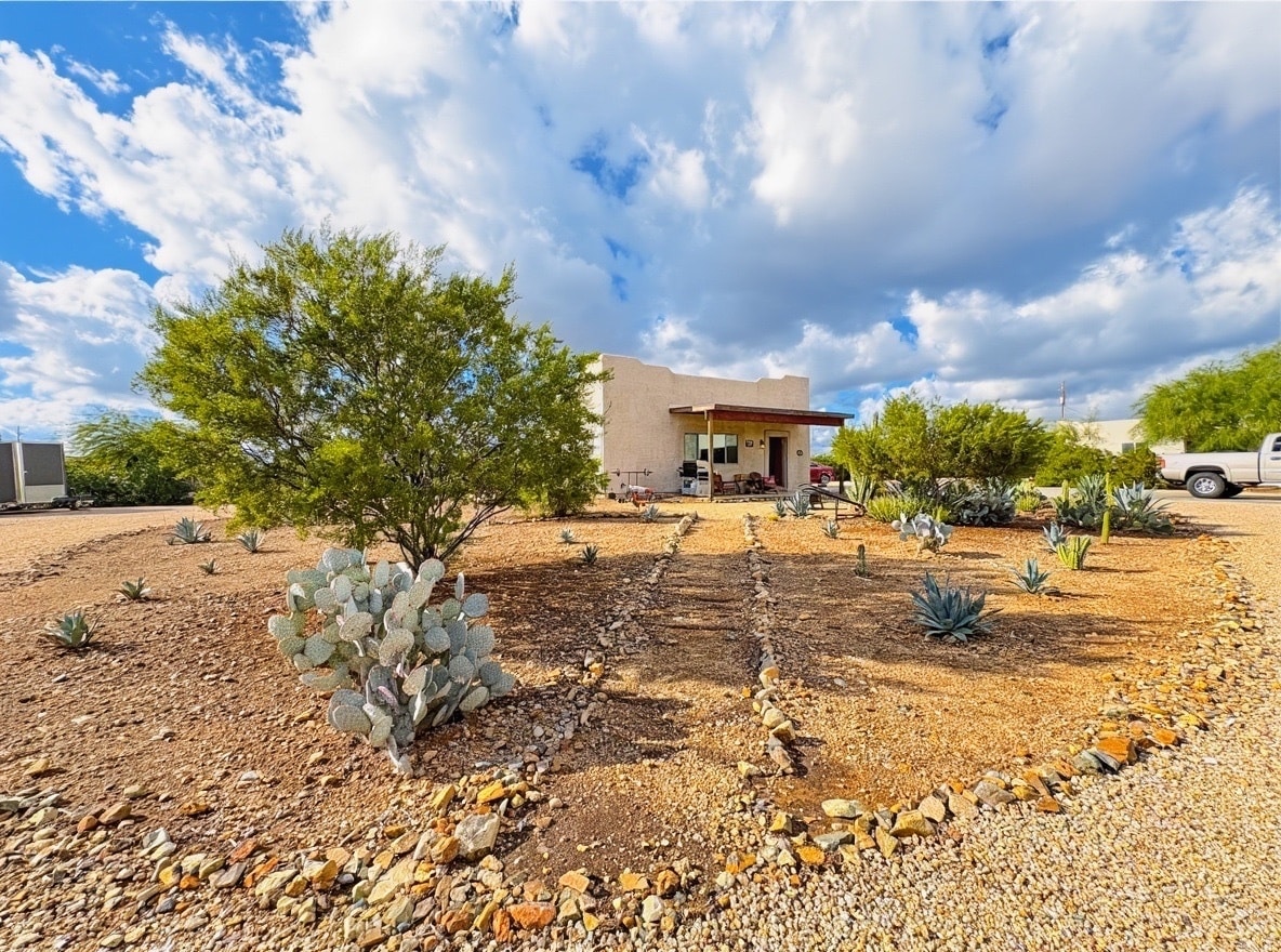 Building Photo - 1033 E Irvine Rd