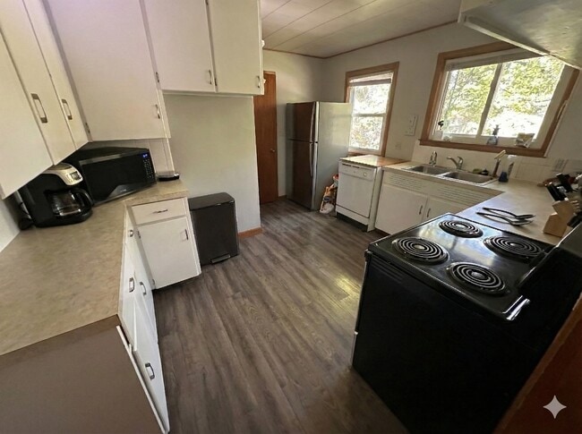 Building Photo - 563 Rellim Dr