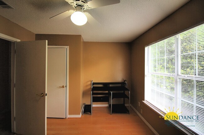 Building Photo - Lovely 4 Bedroom Home in Fort Walton Beach