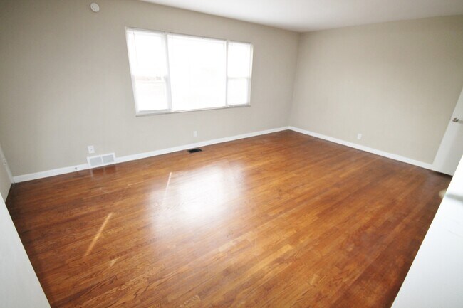 Building Photo - 1 Bedroom- Grandview Area