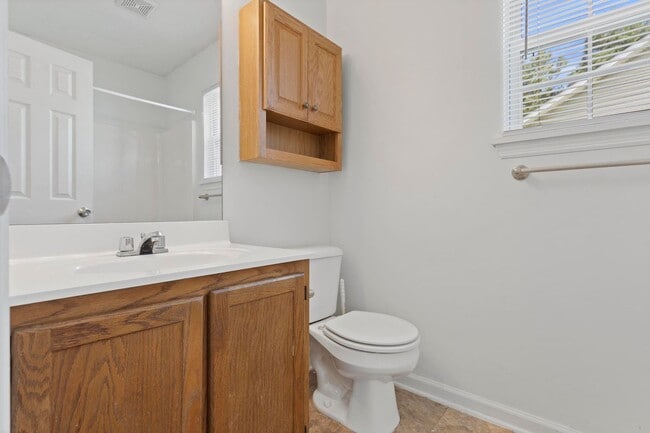 Building Photo - 3 bedroom with garage *** Available to move-in by May 20th ***