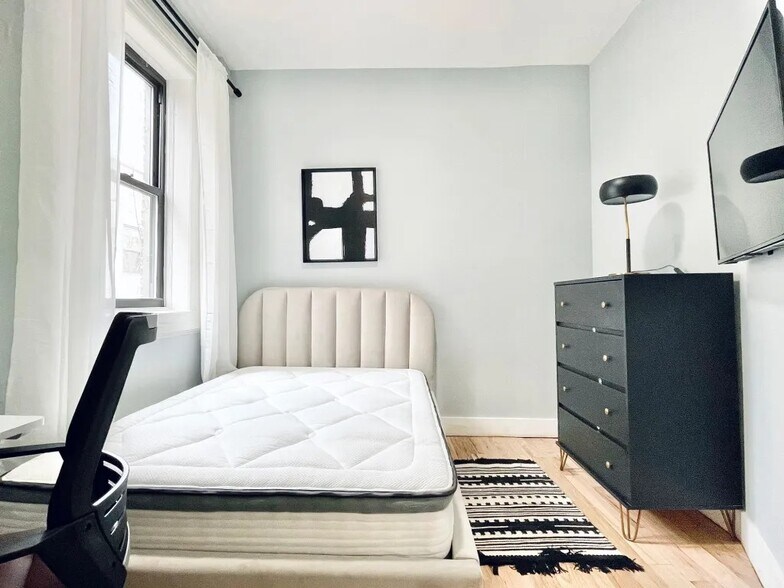 Building Photo - Furnished room/NOT APARTMENT