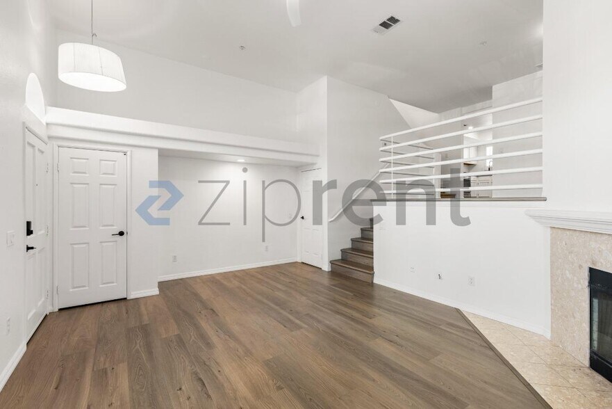 Building Photo - Unit