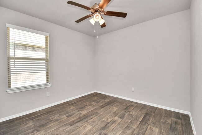 Building Photo - 9826 Laurel Lake Dr