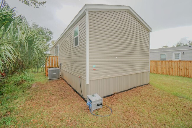 Building Photo - Modern Mobile Home in Waterfront Community