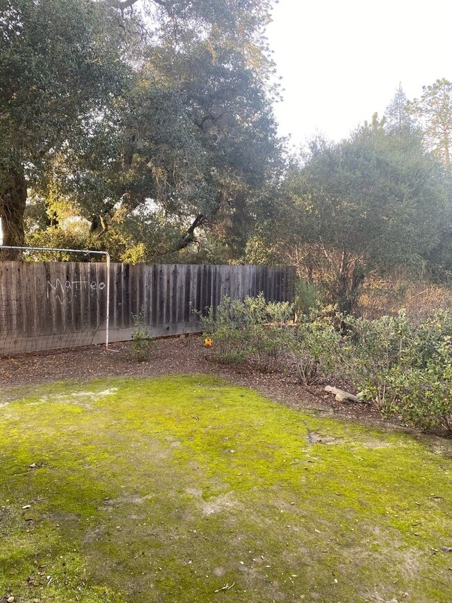 Building Photo - Spacious Ground-Floor 3BD/2BA Condo in Prime Scotts Valley Location