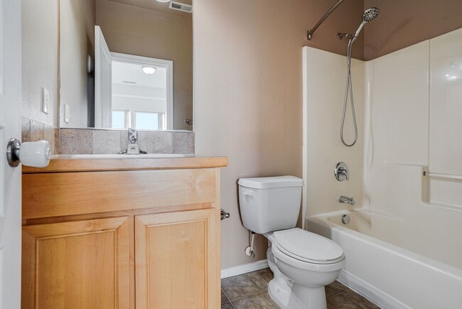 Building Photo - 3 bed, 3.5 bath townhouse in McKenzie Ridg...