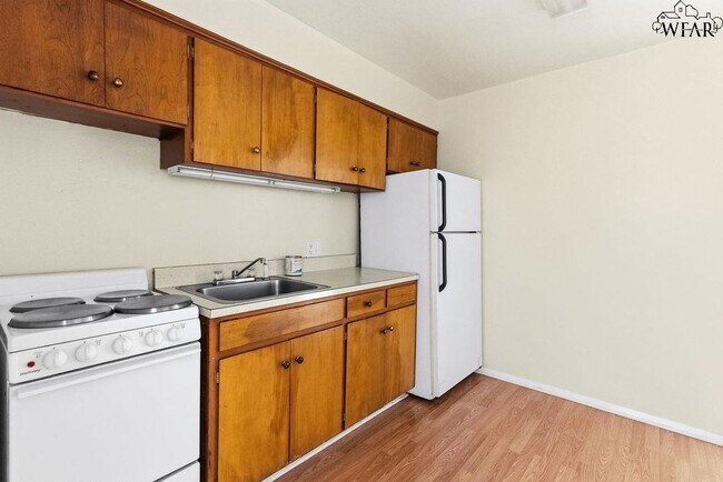 Building Photo - 4202 Meadowbrook Dr