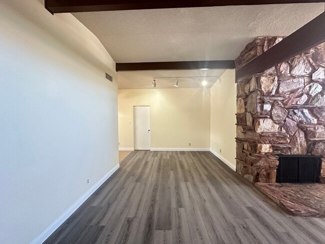 Building Photo - Washington & Jones