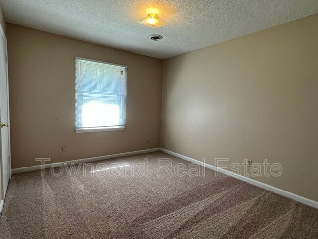 Building Photo - 5675 Livingston Dr