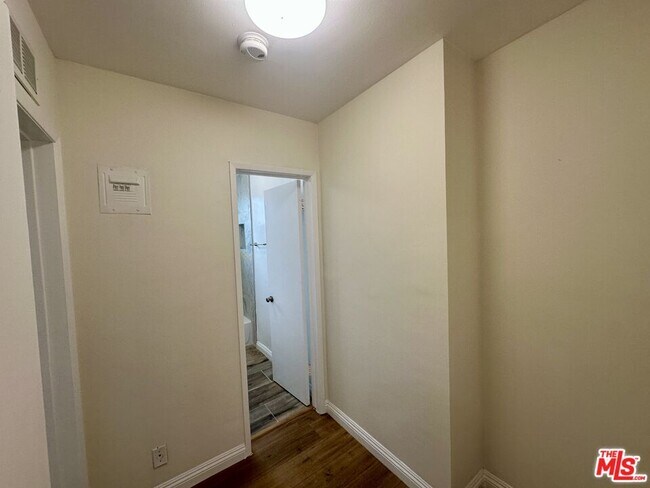 Building Photo - 1114 S Sherbourne Dr