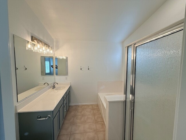 Building Photo - 6061 E Rochelle St