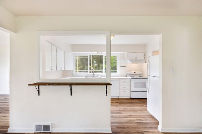 Building Photo - Charming 5 bedroom house with yard!! Close...
