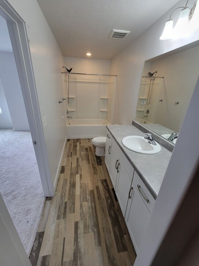 Building Photo - 4 Bedroom Town Home for Rent