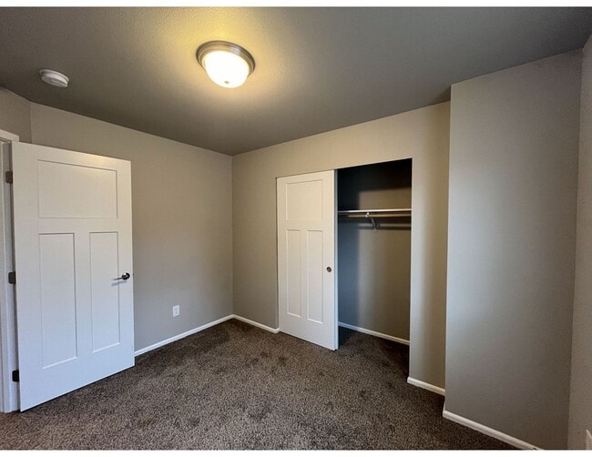 Building Photo - Townhouse Style 3 Bedroom