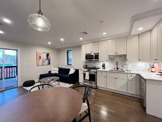 Building Photo - 498 Sumner St