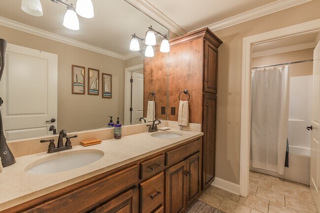 Building Photo - Fully Furnished Home!