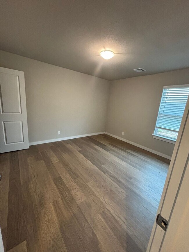 Building Photo - Beautiful New Duplex!