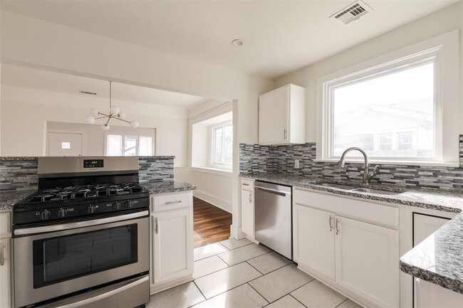 Building Photo - 1215 NW 13th St