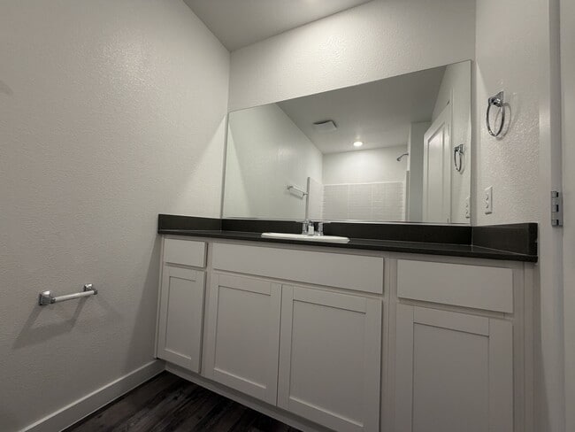 Building Photo - 925 Violet Heron St