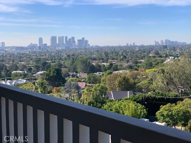 Building Photo - 999 N Doheny Dr