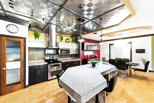 Building Photo - 1301 S 1st St