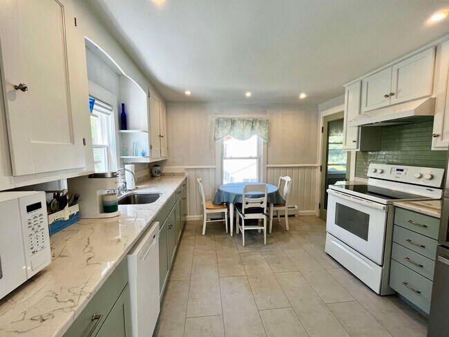 Building Photo - 15 Manor Dr