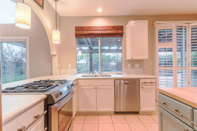 Building Photo - 2326 Carriage Dr