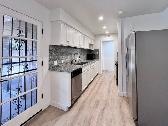 Building Photo - $2,295 Shaw & Van Ness, 3 Bedroom Condo- S...
