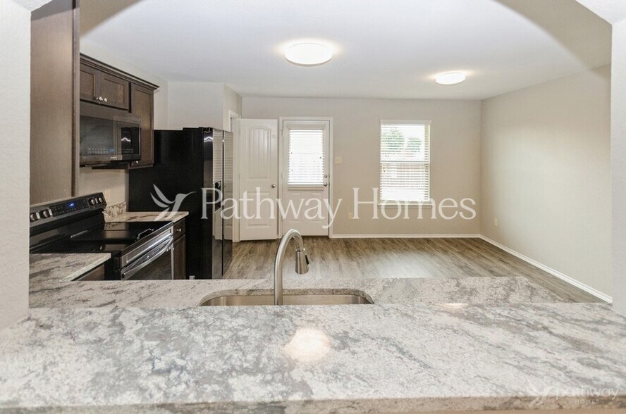 Building Photo - 206 Gallop Ct