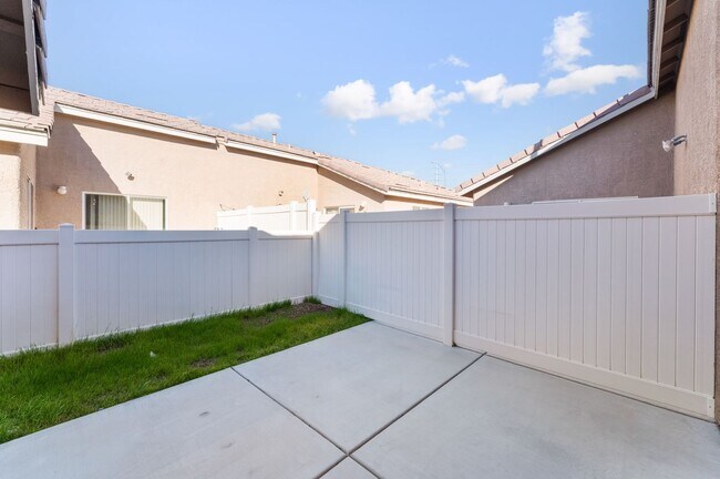 Building Photo - Spacious 3-Bed, 2-Bath Home with All Appliances Included!