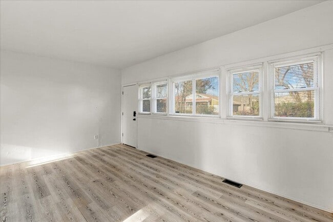 Building Photo - 28 Crescent Dr