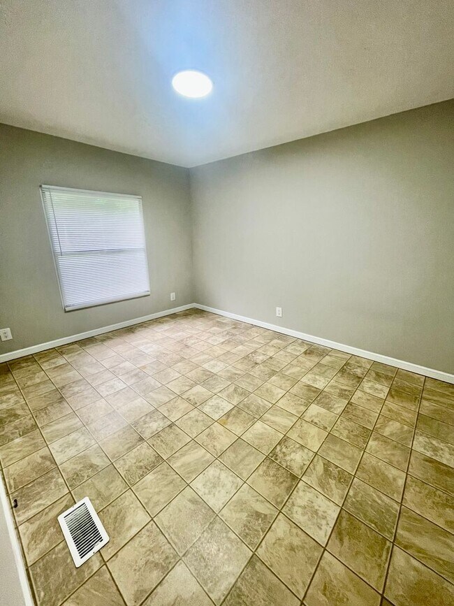 Building Photo - Discover this 4-bedroom, 2-bath home in Claremont, NC
