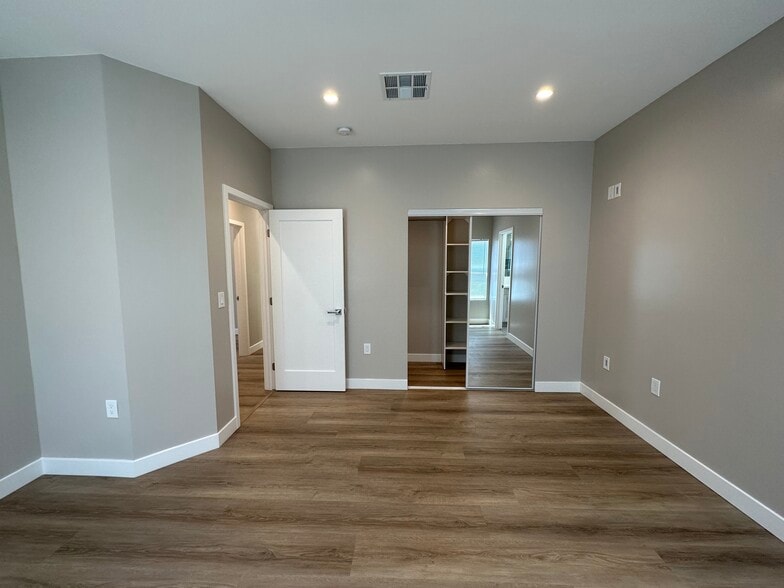 Building Photo - 8436 Oakdale Ave