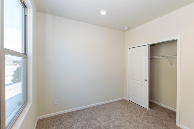 Building Photo - 723 W Spaniel Dr