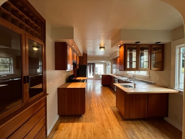 Building Photo - 2520 H St