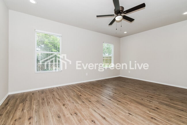 Building Photo - 3504 Hilton Dr