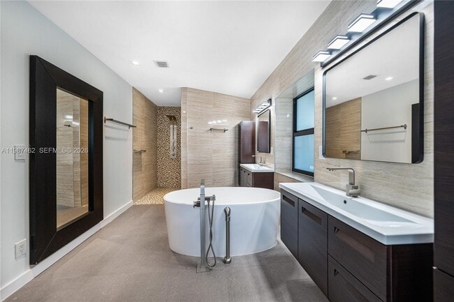 Building Photo - 1351 Bay Terrace