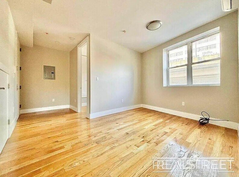 Building Photo - Super Sunny Gorgeous 2 Queen Size Bedroom in Prime Clinton Hill!