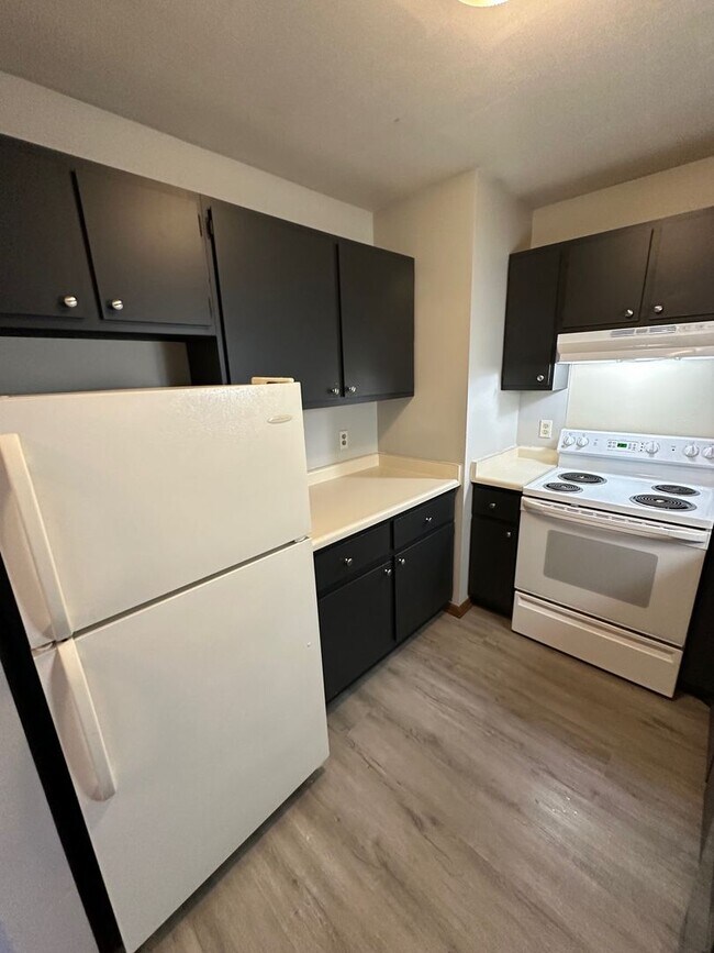 Building Photo - 1/2 OFF FIRST MONTHS RENT SPECIAL!