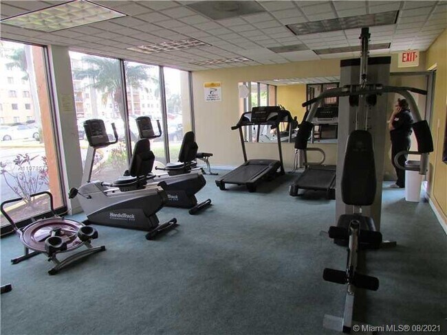 Building Photo - 9360 Fontainebleau Blvd