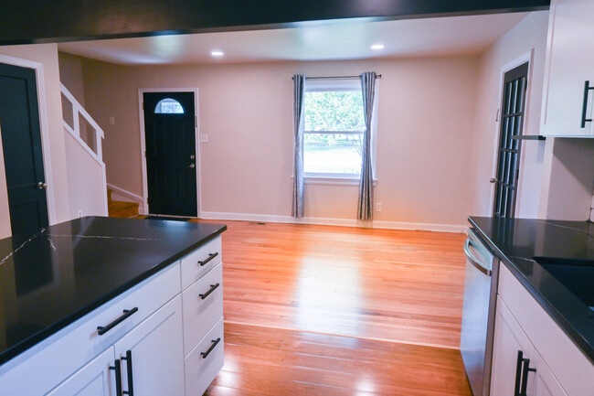 Building Photo - 1001 Willow Lawn Dr