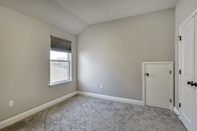 Building Photo - 14924 Iveans Way