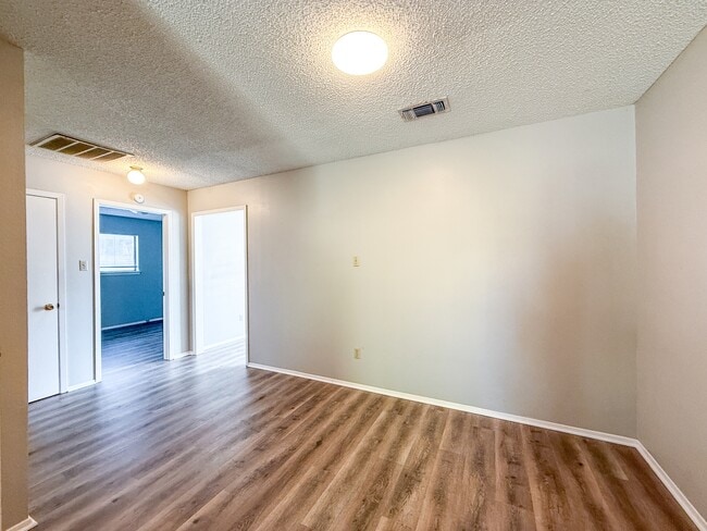 Building Photo - 607 Frostwood Dr