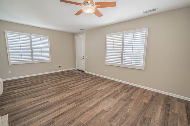 Building Photo - Unique 4-Bedroom, 3-story Live/Work Townhouse in the lushly landscaped Villa Metro Community!