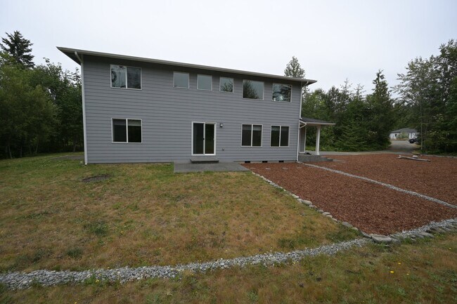 Building Photo - 3 bed, 2.5 bath, 2 car garage, lots of sun...