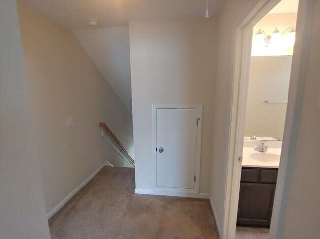 Building Photo - Three bed, 2.5 bath town house located in ...